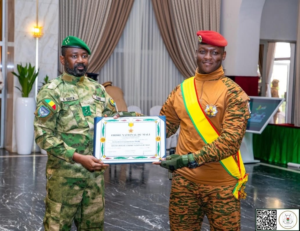 AES : Ibrahim Traoré succède à Assimi Goïta à la tête de la confédération pour un an